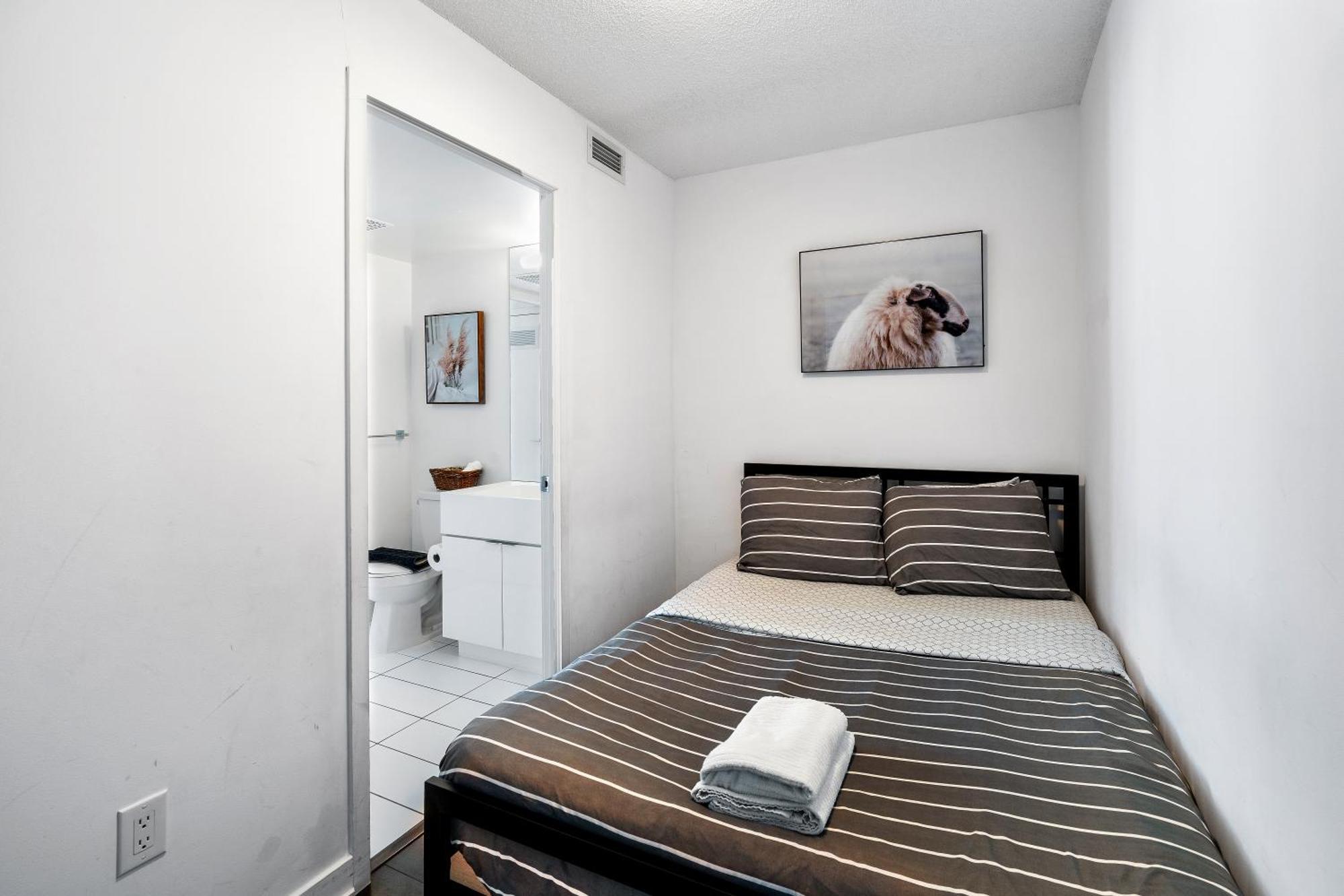Exquisite Condos By Cn Tower With Parking Toronto Exterior photo
